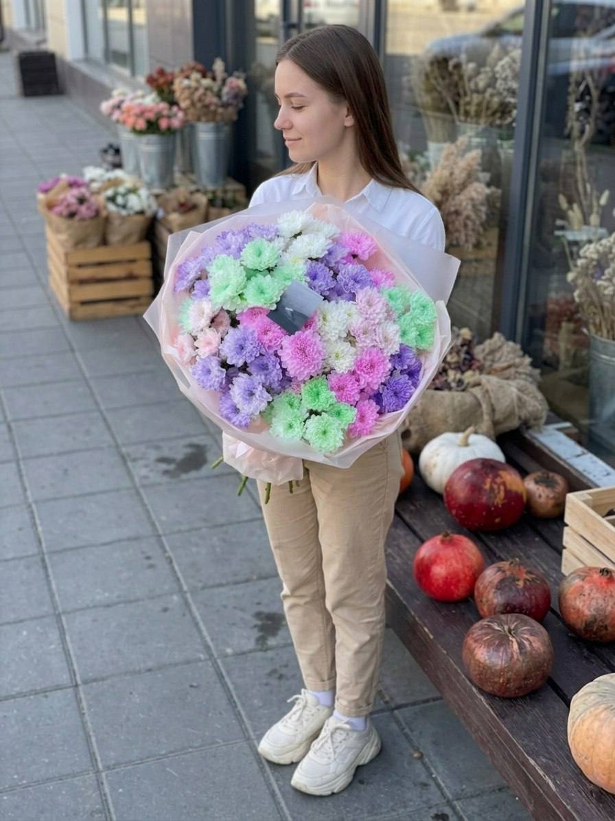 Моно-букет из разноцветных кустовых хризантем